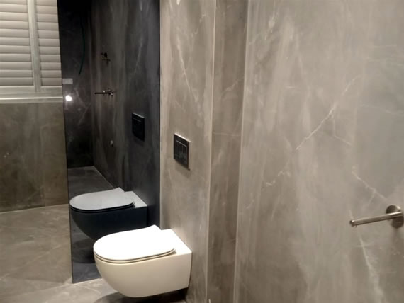 שיפוץ כולל לאמבטיה לרבות אינסטלציה מים וביוב, ריצוף וחיפוי קירות בשיש מיוחד (פלטות 3X2 מטר), מקלחוני זכוכית ועוד...