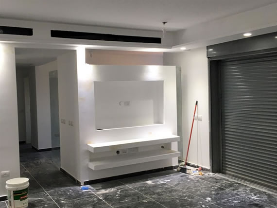 בניית נישה לטלוויזיה מגבס כולל אינסטצליית חשמל, תאורה נסתרת ועוד...