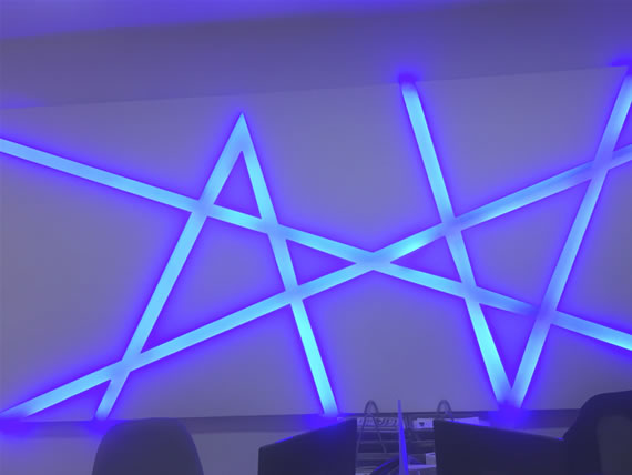 בניית קיר גבס אם גופי תאורה לא שגרתיים כחלק משיפוץ כללי שנעשה למשרד