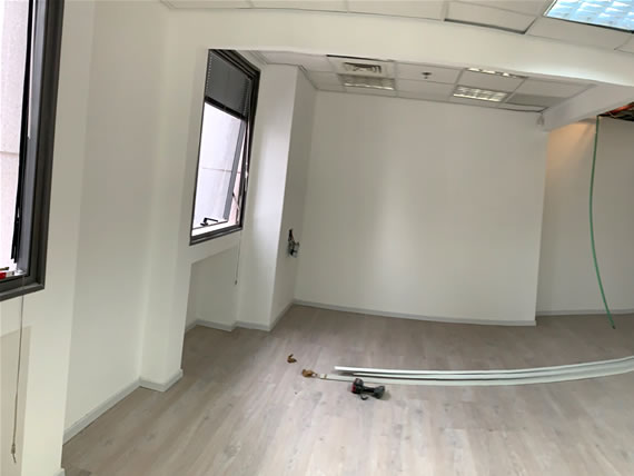 שיפוץ כולל למשרד לרבות עבודות ריצוף בפרקט, קירות זכוכית, חשמל, מיזוג ועוד...