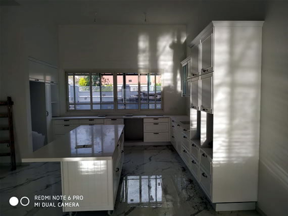 ביצוע שיפוץ כללי לבית פרטי  לרבות ריצוף שיש, מטבח, אינסטלציה, עבודות גבס מיוחדות ועוד...